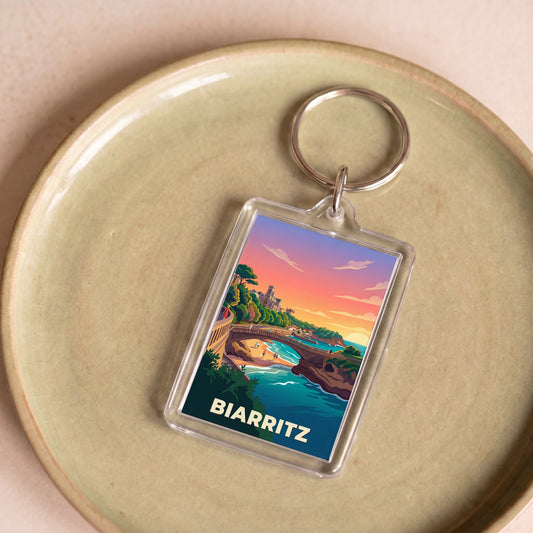 Porte-clés souvenir de la ville de Biarritz avec une illustration stylisée de son littoral.
