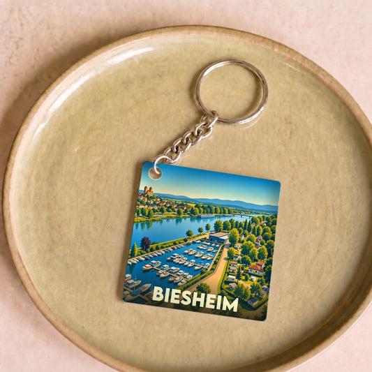 Porte-clés souvenir de la ville de Biesheim avec une illustration stylisée de son port de plaisance.