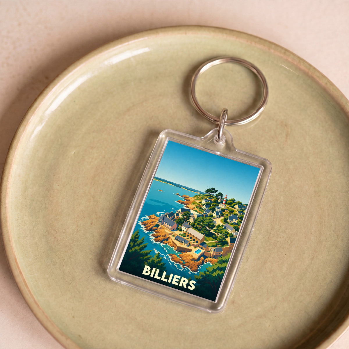 Porte-clés souvenir de la ville de Billiers avec une illustration côtière stylisée.