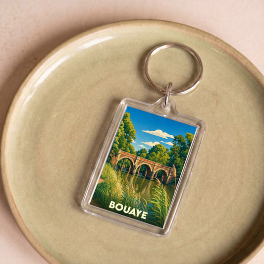 Porte-clés souvenir de la ville de Bouaye avec une illustration stylisée d'un pont en pierre.