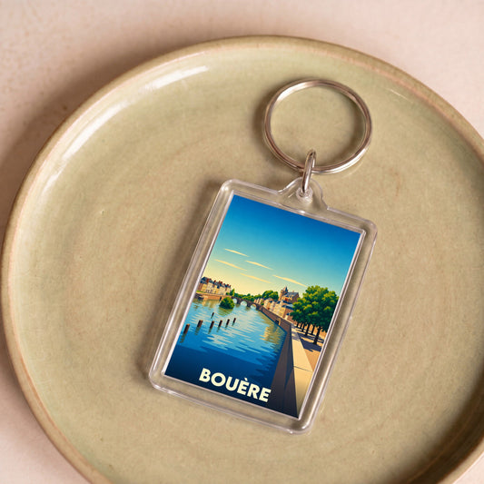 Porte-clés souvenir de la ville de Bouère avec une illustration stylisée d'un bord de rivière.