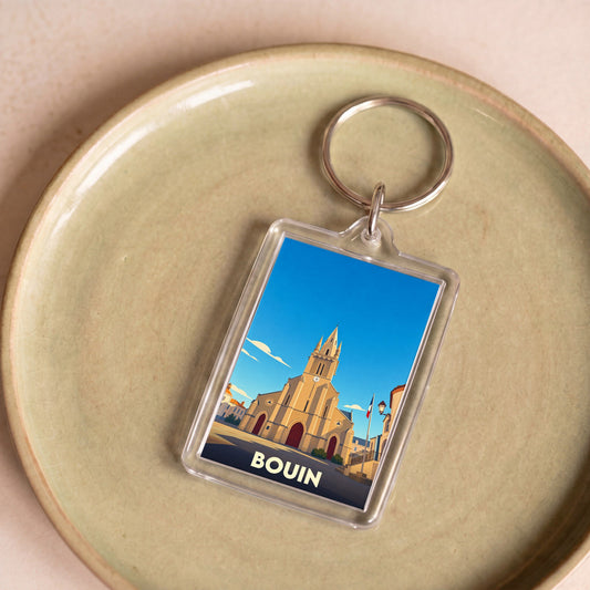 Porte-clés souvenir de la ville de Bouin avec une illustration stylisée de son église.