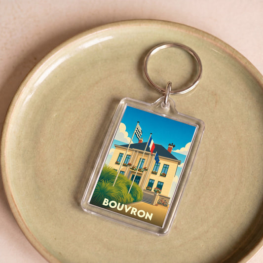 Porte-clés souvenir de la ville de Bouvron avec une illustration stylisée de son hôtel de ville.