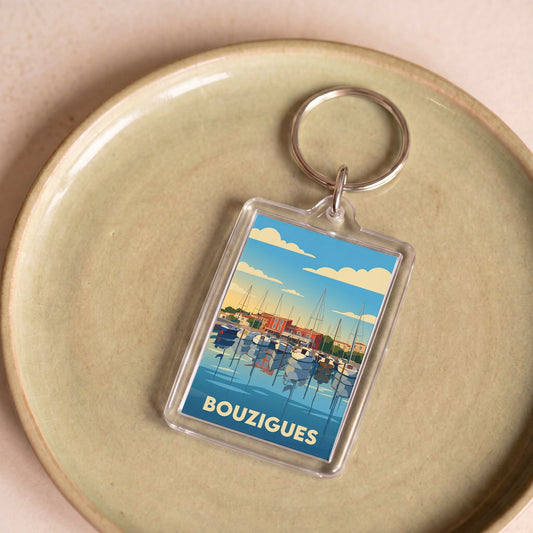 Porte-clés souvenir de la ville de Bouzigues avec une illustration stylisée de son port.