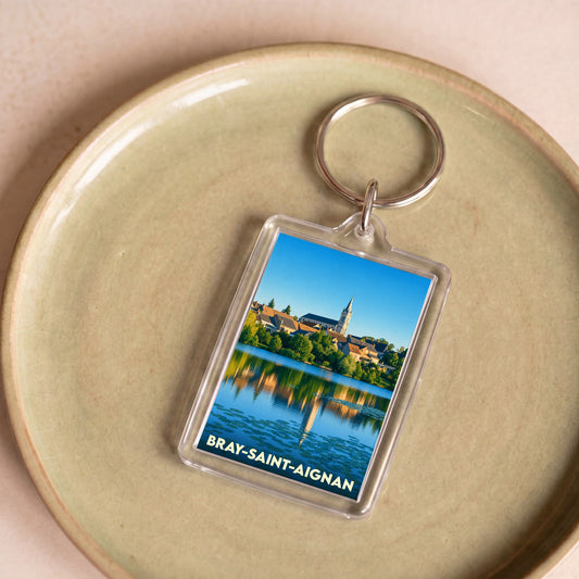 Porte-clés souvenir de la ville de Bray-Saint-Aignan avec une illustration de son église et du bord de Loire.