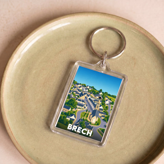 Porte-clés souvenir de la ville de Brech avec une illustration stylisée d'un village.