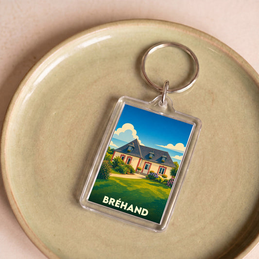 Porte-clés souvenir de la ville de Bréhand avec une illustration stylisée d'une maison régionale.