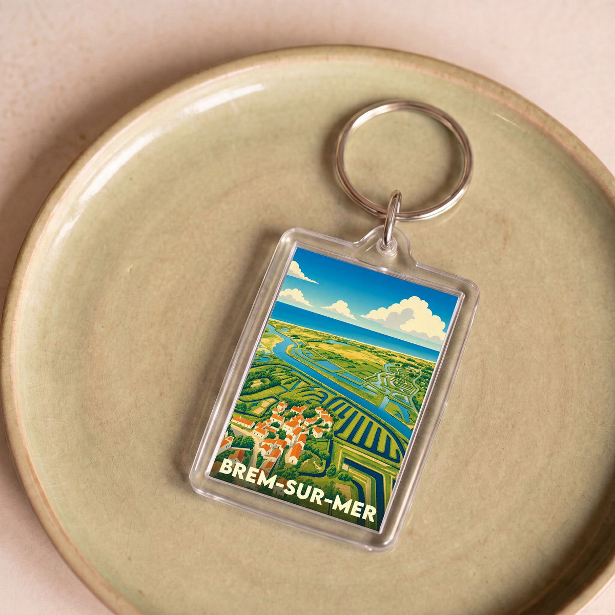 Porte-clés souvenir de la ville de Brem-sur-Mer avec une illustration stylisée.
