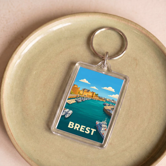 Porte-clés souvenir de la ville de Brest avec une illustration stylisée de son port et de son château.