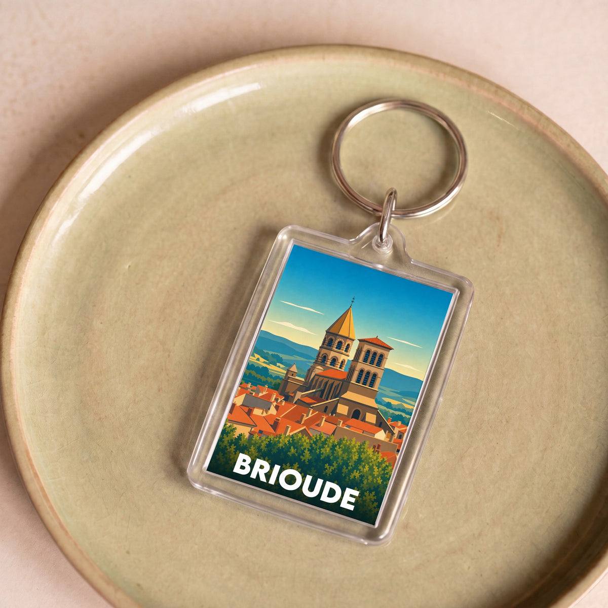 Porte-clés souvenir de la ville de Brioude avec une illustration stylisée de sa basilique.