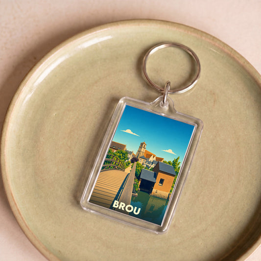 Porte-clés souvenir de la ville de Brou avec une illustration stylisée d'un pont et de l'église.
