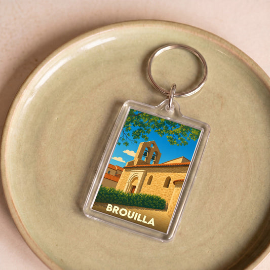 Porte-clés souvenir de la ville de Brouilla avec une illustration stylisée de son église.