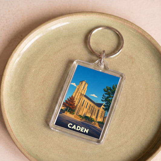 Porte-clés souvenir de la ville de Caden avec une illustration stylisée d'une église.