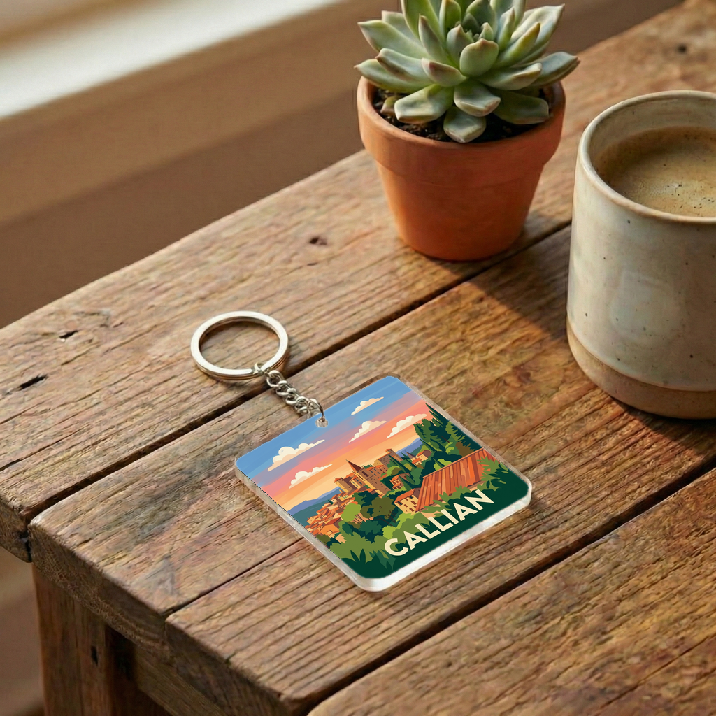 Porte-clés souvenir de la ville de Callian avec une illustration stylisée du village au coucher du soleil.