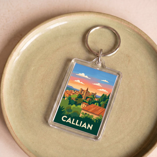 Porte-clés souvenir de la ville de Callian avec une illustration stylisée du village au coucher du soleil.