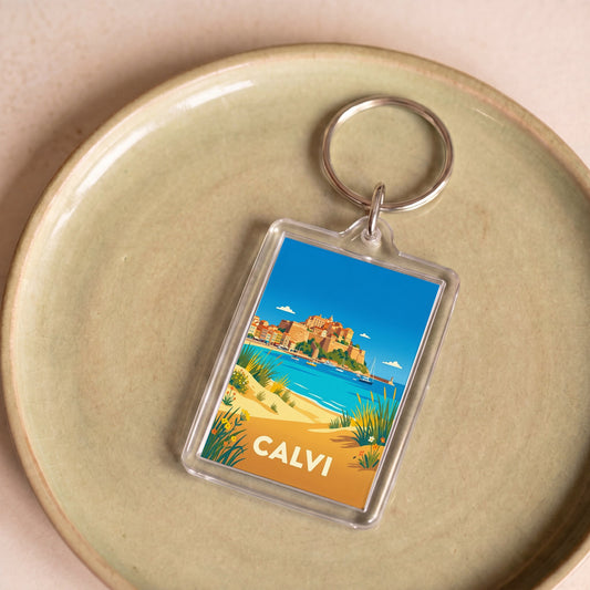Porte-clés souvenir de la ville de Calvi avec une illustration stylisée de son paysage côtier.