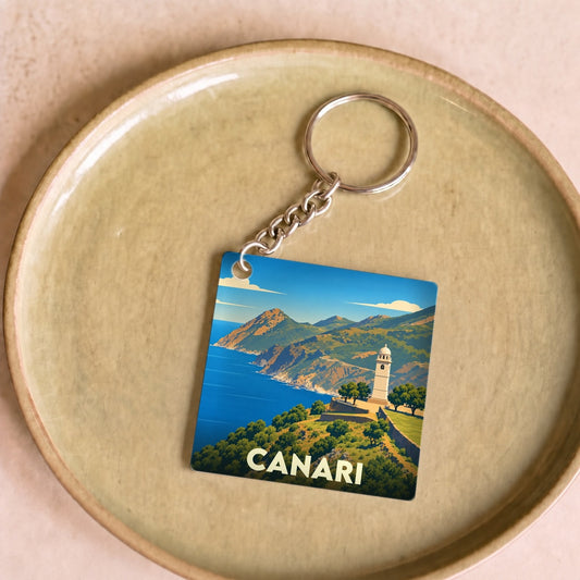 Porte-clés souvenir de la ville de Canari avec une illustration stylisée de son paysage côtier.