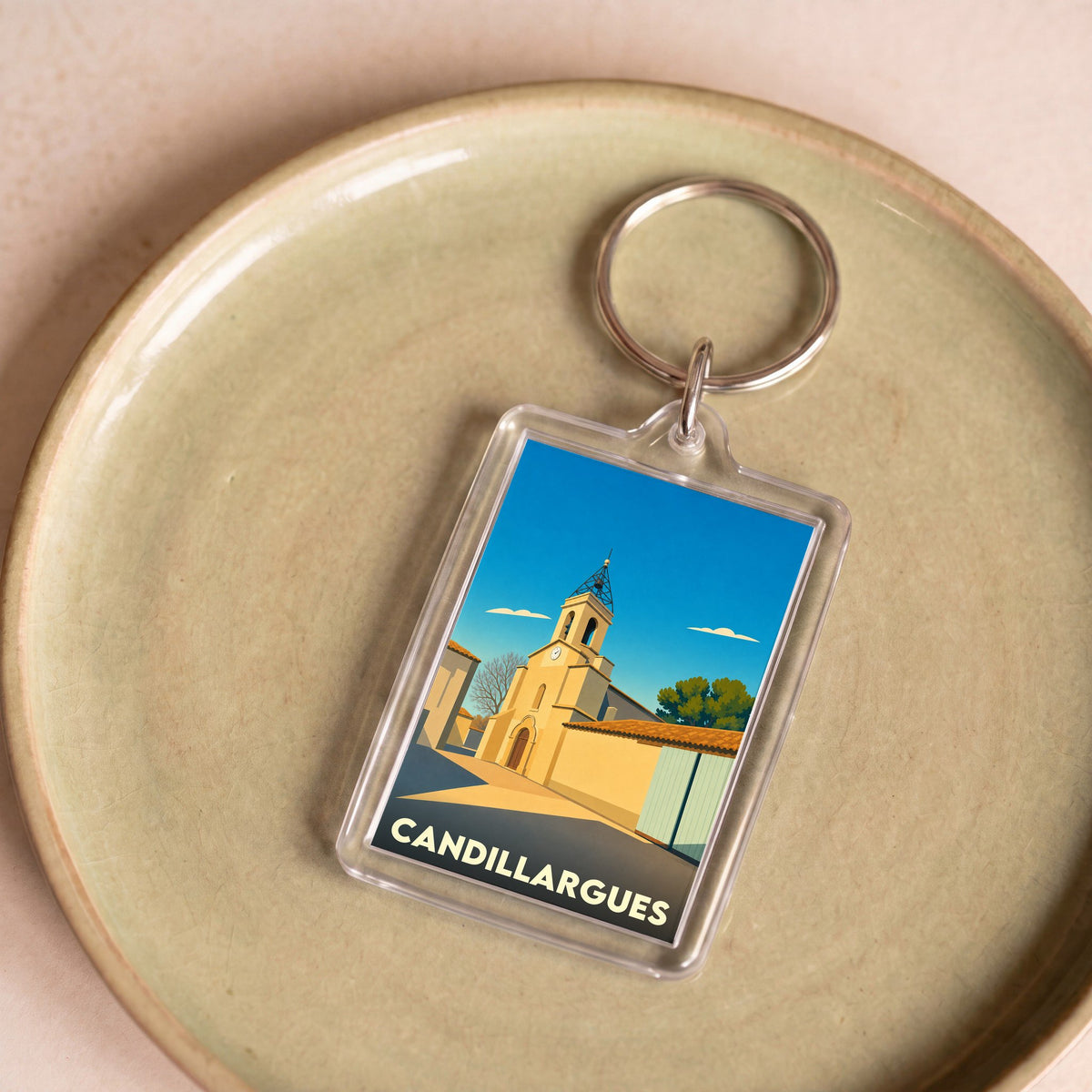 Porte-clés souvenir de la ville de Candillargues avec une illustration stylisée de son église.