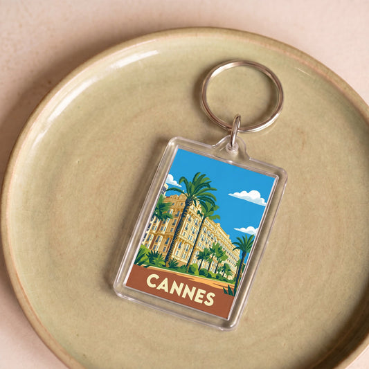 Porte-clés souvenir de la ville de Cannes avec une illustration stylisée.