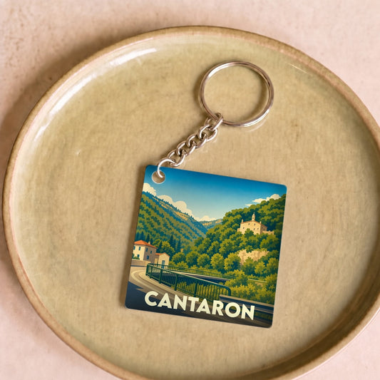 Porte-clés souvenir de la ville de Cantaron avec une illustration stylisée de son paysage vallonné.