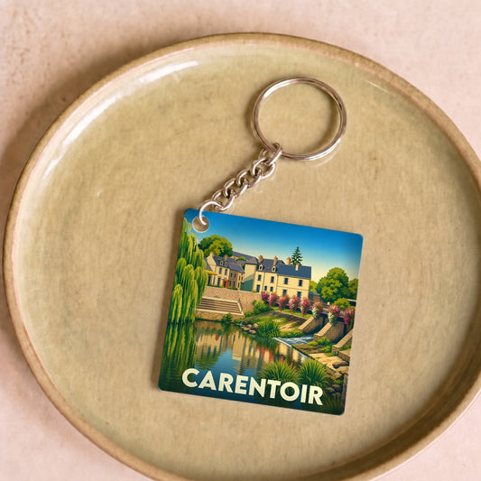 Porte-clés souvenir de la ville de Carentoir avec une illustration stylisée d'un paysage au bord de l'eau.