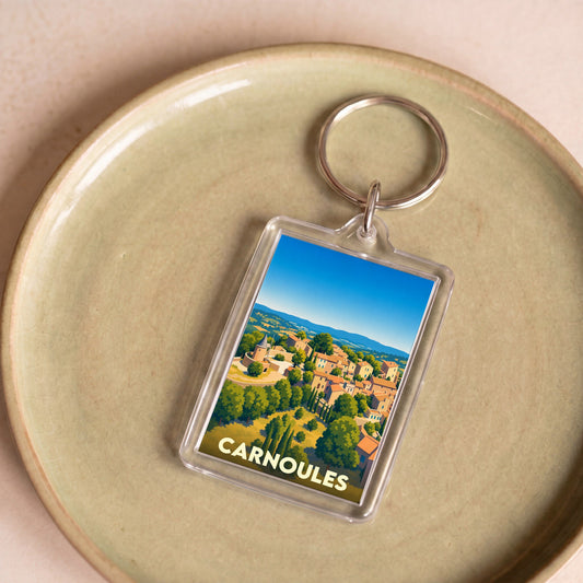 Porte-clés souvenir de la ville de Carnoules avec une illustration stylisée de son paysage.