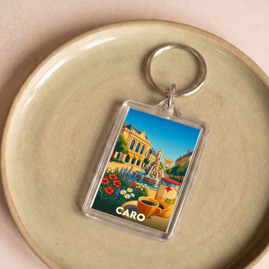 Porte-clés souvenir de la ville de Caro avec une illustration colorée et stylisée.