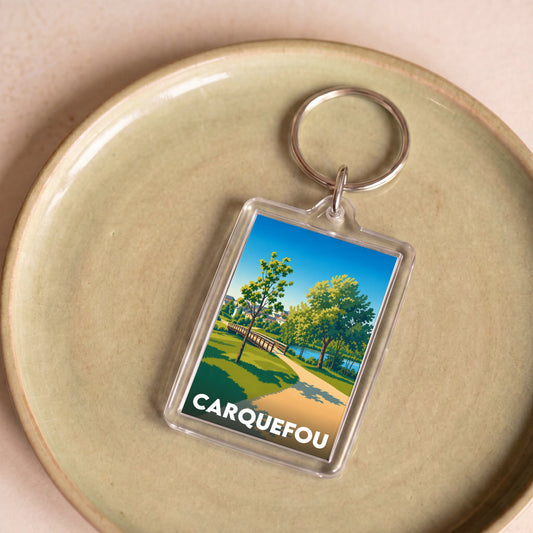Porte-clés souvenir de la ville de Carquefou avec une illustration stylisée d'un parc.