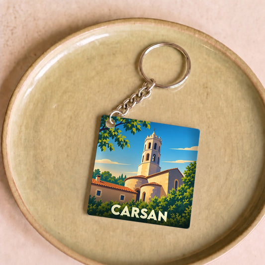 Porte-clés souvenir de la ville de Carsan avec une illustration stylisée de son église.