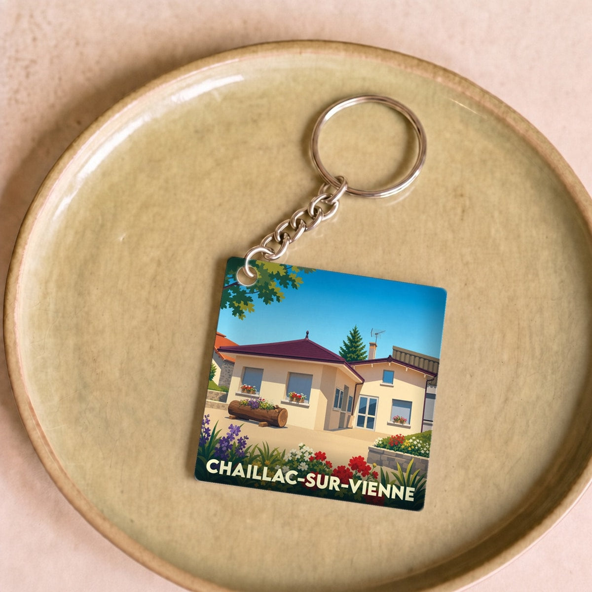 Porte-clés souvenir de la ville de Chaillac-sur-Vienne avec une illustration stylisée.