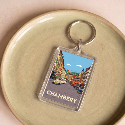 Porte-clés souvenir de la ville de Chambéry avec une illustration stylisée et colorée.