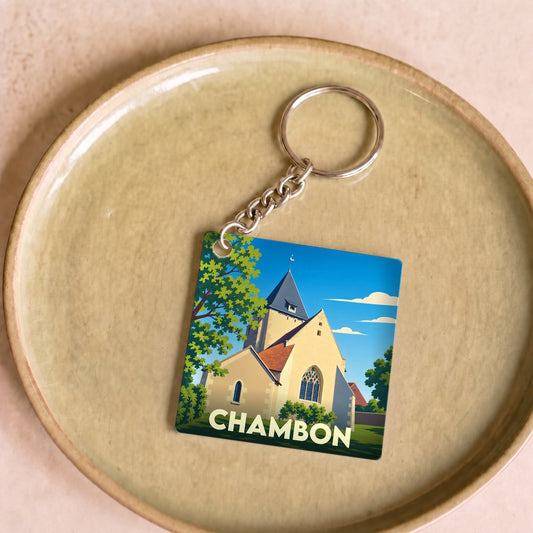 Porte-clés souvenir de la ville de Chambon avec une illustration stylisée de son église.