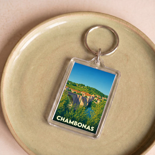 Porte-clés souvenir de la ville de Chambonas avec une illustration stylisée d'un pont en pierre.
