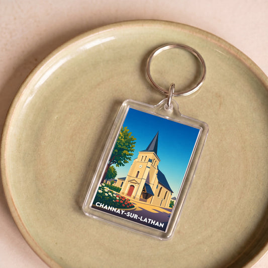 Porte-clés souvenir de la ville de Channay-sur-Lathan illustré d'un dessin stylisé de son église.