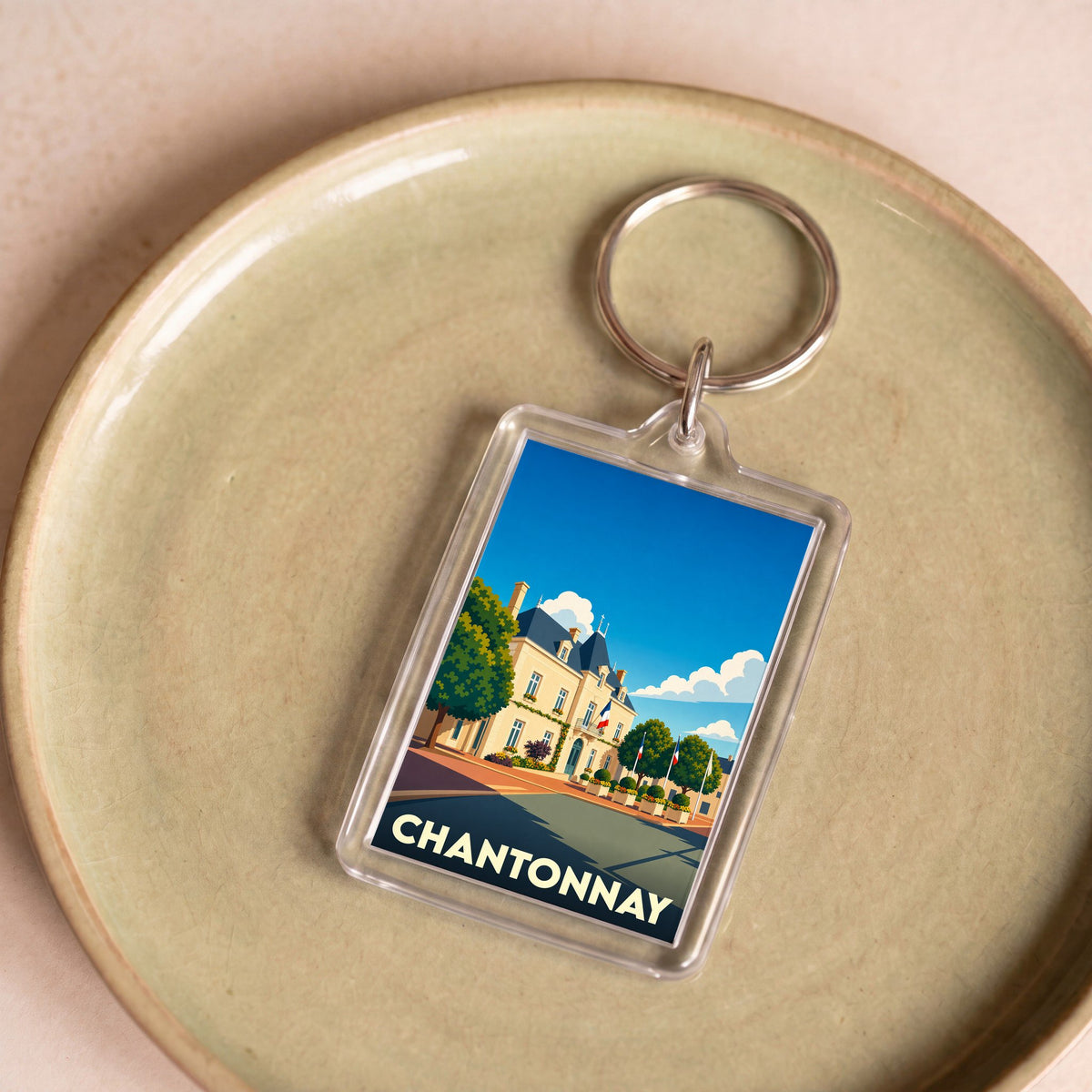 Porte-clés souvenir de la ville de Chantonnay avec une illustration stylisée de son hôtel de ville.