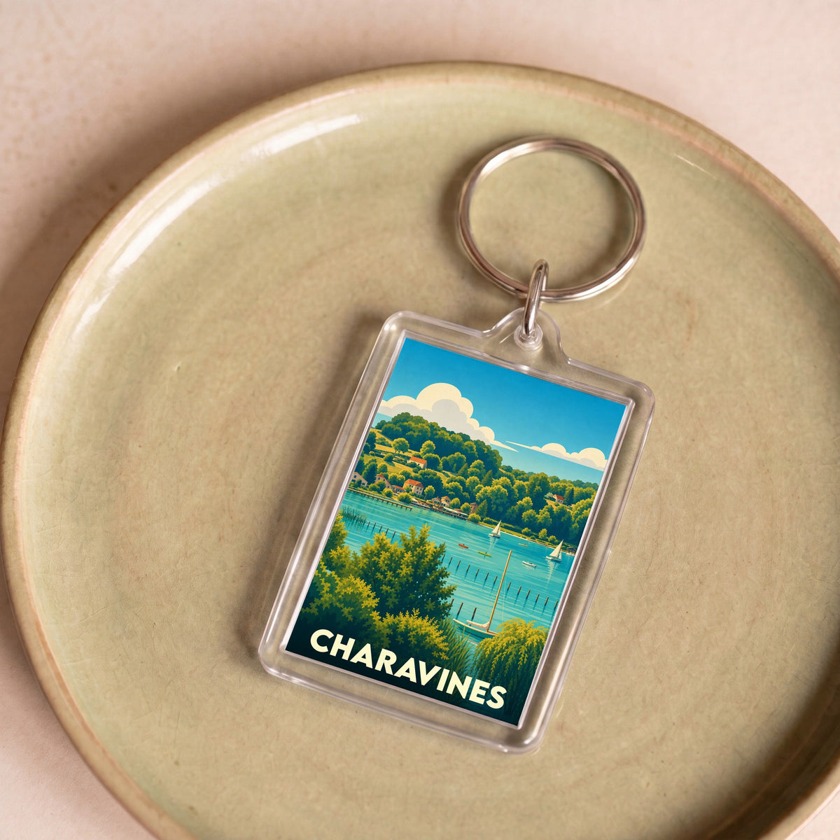 Porte-clés souvenir de la ville de Charavines avec une illustration stylisée du lac.