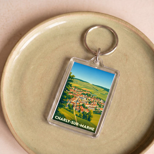 Porte-clés souvenir de Charly-sur-Marne avec une illustration stylisée du village et de ses vignobles.