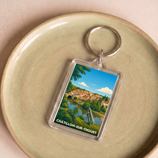 Porte-clés souvenir de la ville de Châtillon-sur-Thouet avec une illustration stylisée.