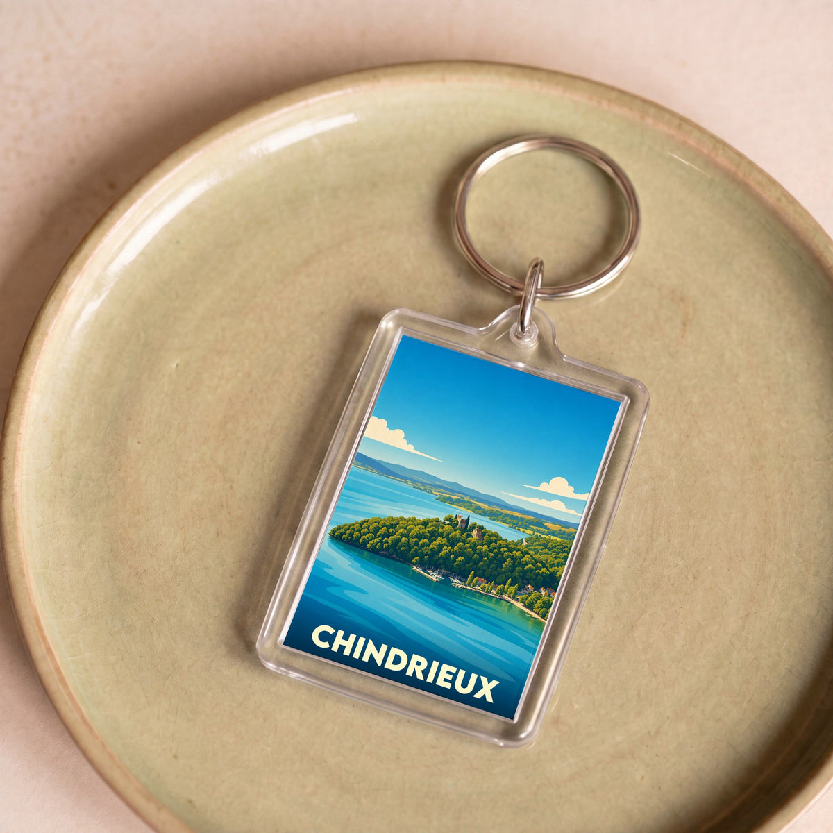 Porte-clés souvenir de la ville de Chindrieux avec une illustration stylisée du lac du Bourget.