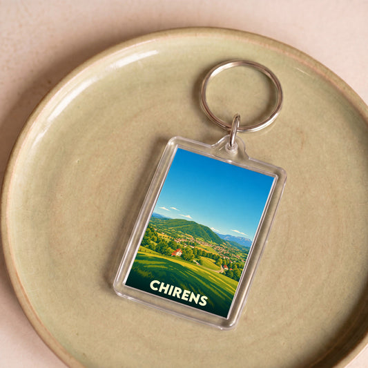 Porte-clés souvenir de la ville de Chirens avec une illustration stylisée de son paysage vallonné.