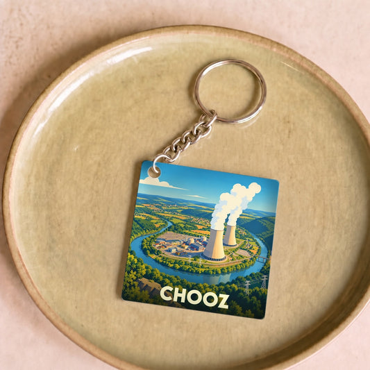 Porte-clés souvenir de la ville de Chooz avec une illustration stylisée de sa centrale nucléaire.