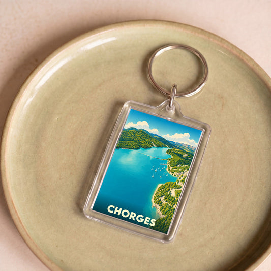 Porte-clés souvenir de la ville de Chorges avec une illustration stylisée d'un lac de montagne.