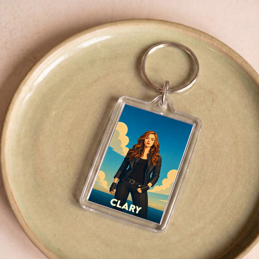 Porte-clés souvenir de la ville de Clary avec une illustration stylisée d'une femme.
