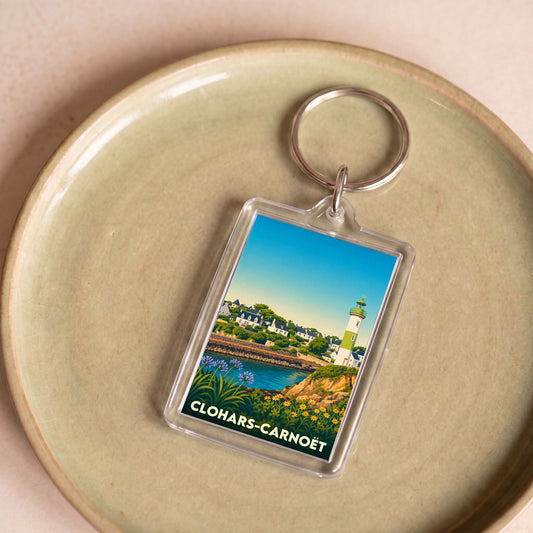 Porte-clés souvenir de la ville de Clohars-Carnoët avec une illustration stylisée de son littoral et de son phare.