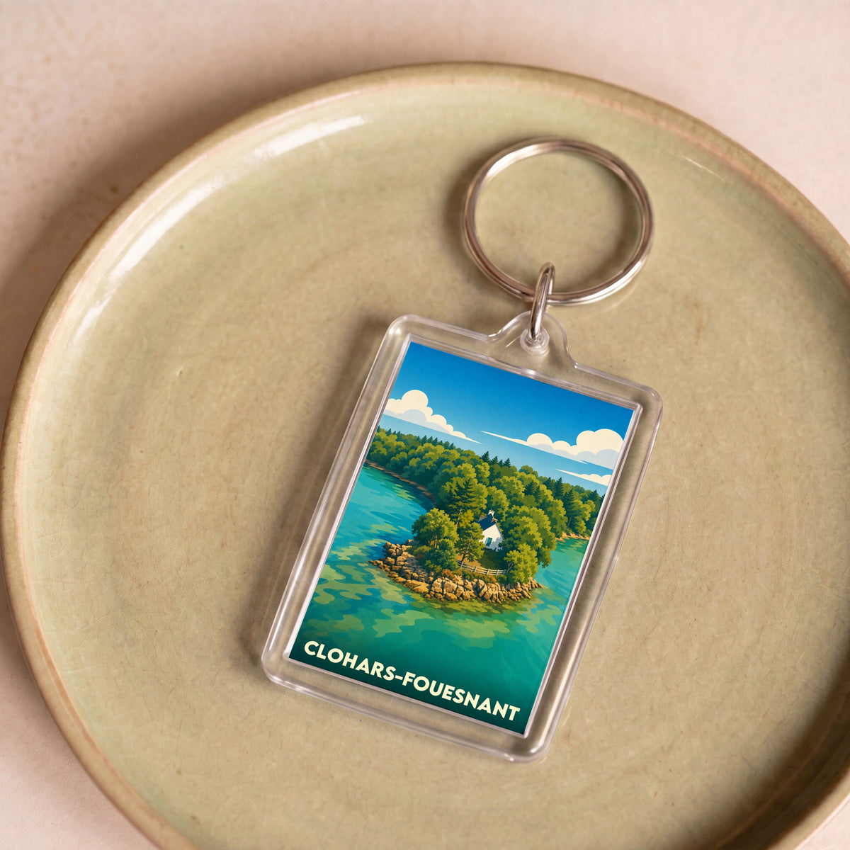 Porte-clés souvenir de la ville de Clohars-Fouesnant avec une illustration stylisée d'un paysage côtier breton.