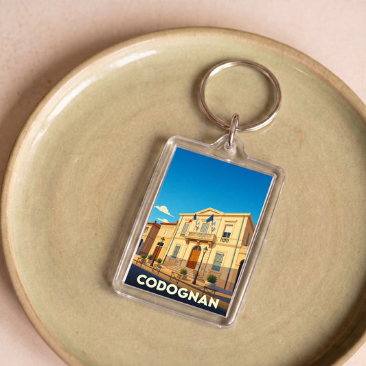 Porte-clés souvenir de la ville de Codognan avec une illustration stylisée de sa mairie.
