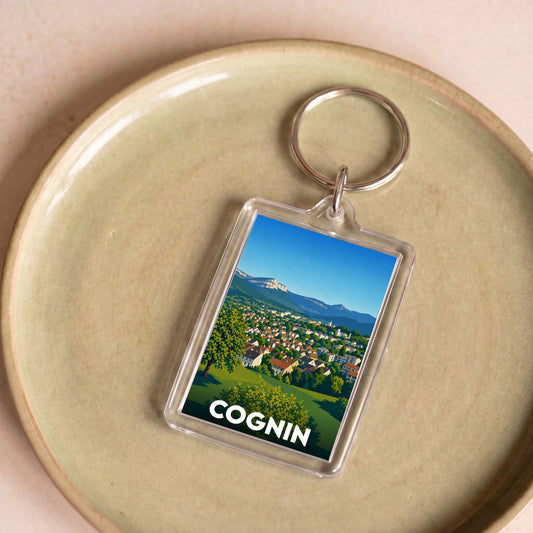 Porte-clés souvenir de la ville de Cognin avec une illustration stylisée de son paysage.