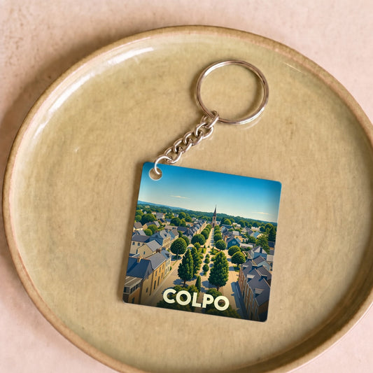 Porte-clés souvenir de la ville de Colpo avec une illustration stylisée vue du ciel.