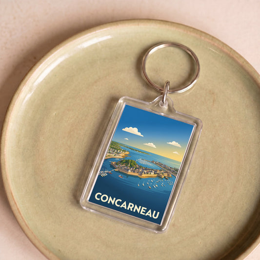 Porte-clés souvenir de la ville de Concarneau avec une illustration stylisée de son bord de mer.