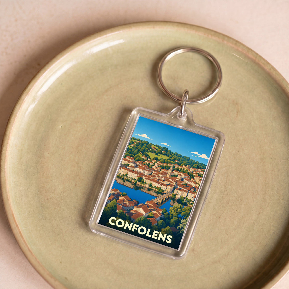 Porte-clés souvenir de la ville de Confolens avec une illustration stylisée.